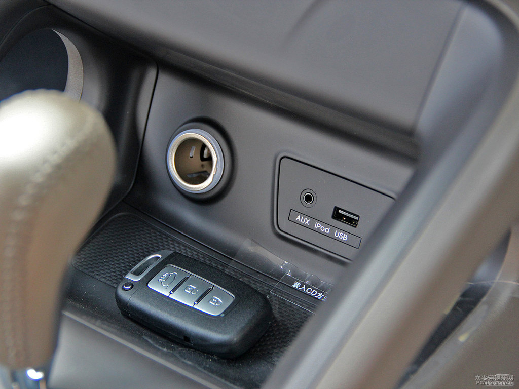 瑩白北京現(xiàn)代ix35空間圖片