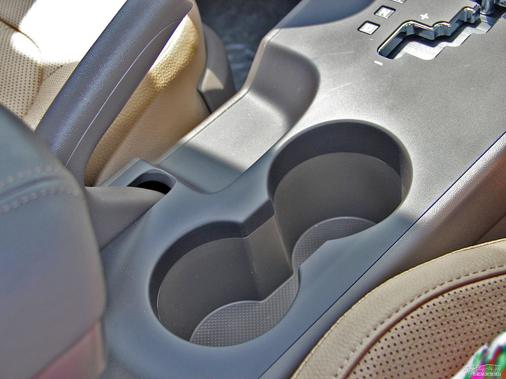 瑩白北京現(xiàn)代ix35空間圖片