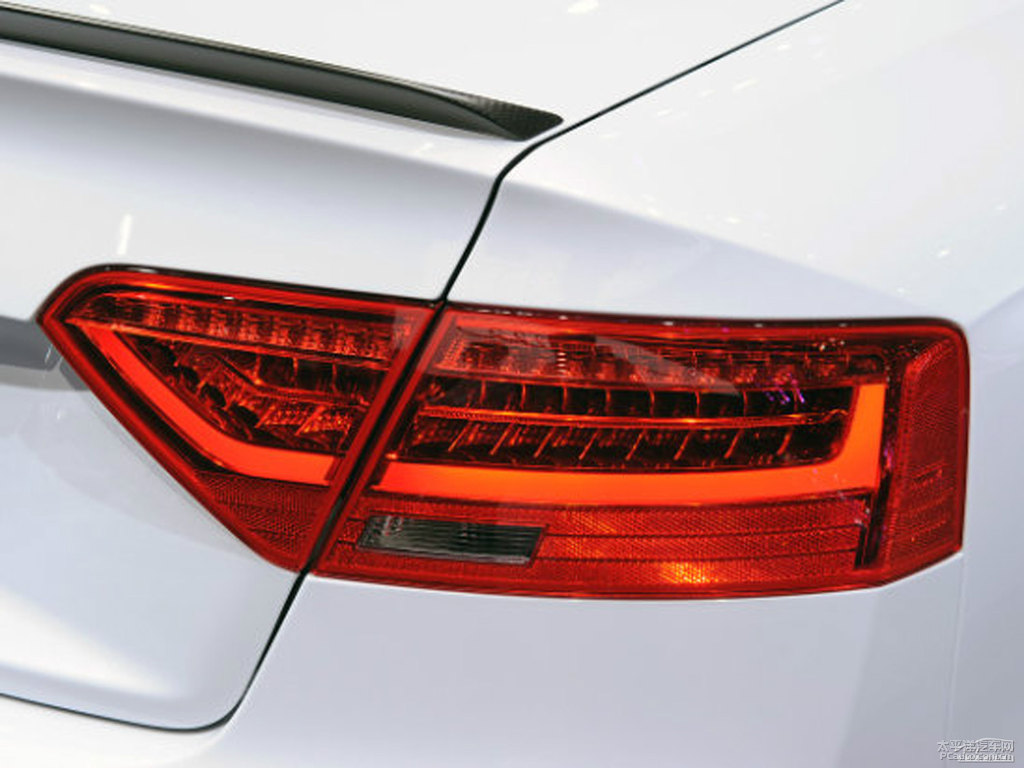 朱鷺白奧迪RS 5車尾外觀圖片