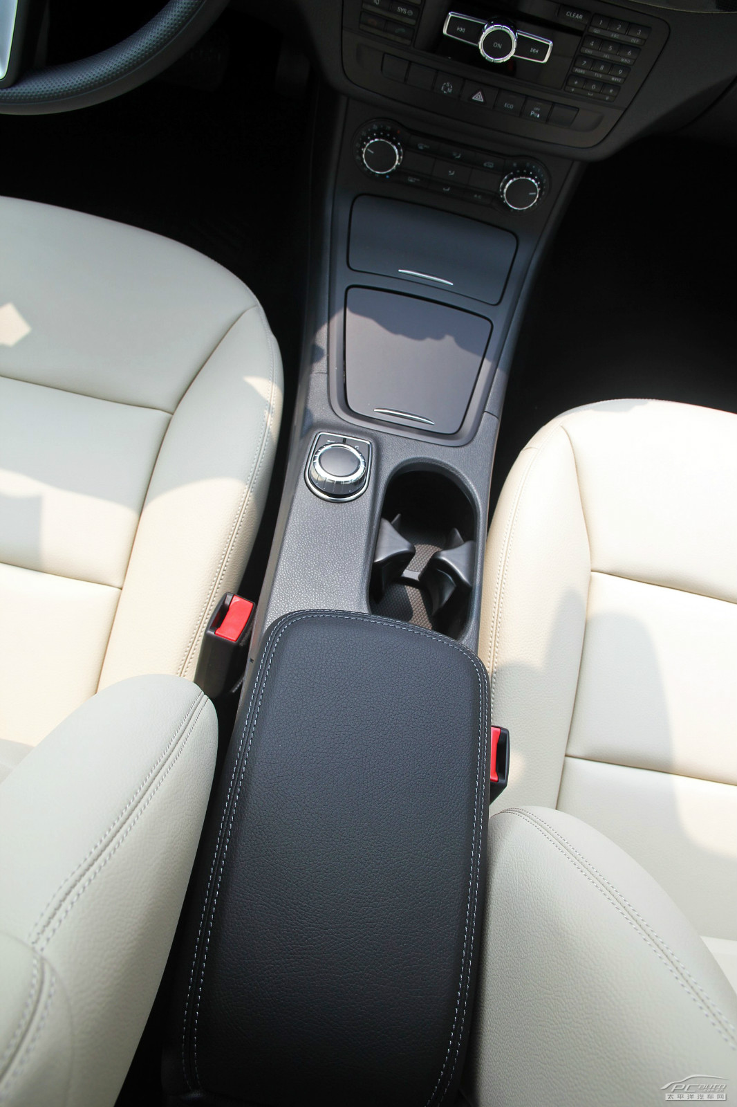 奔馳B級(jí)內(nèi)飾高清大圖