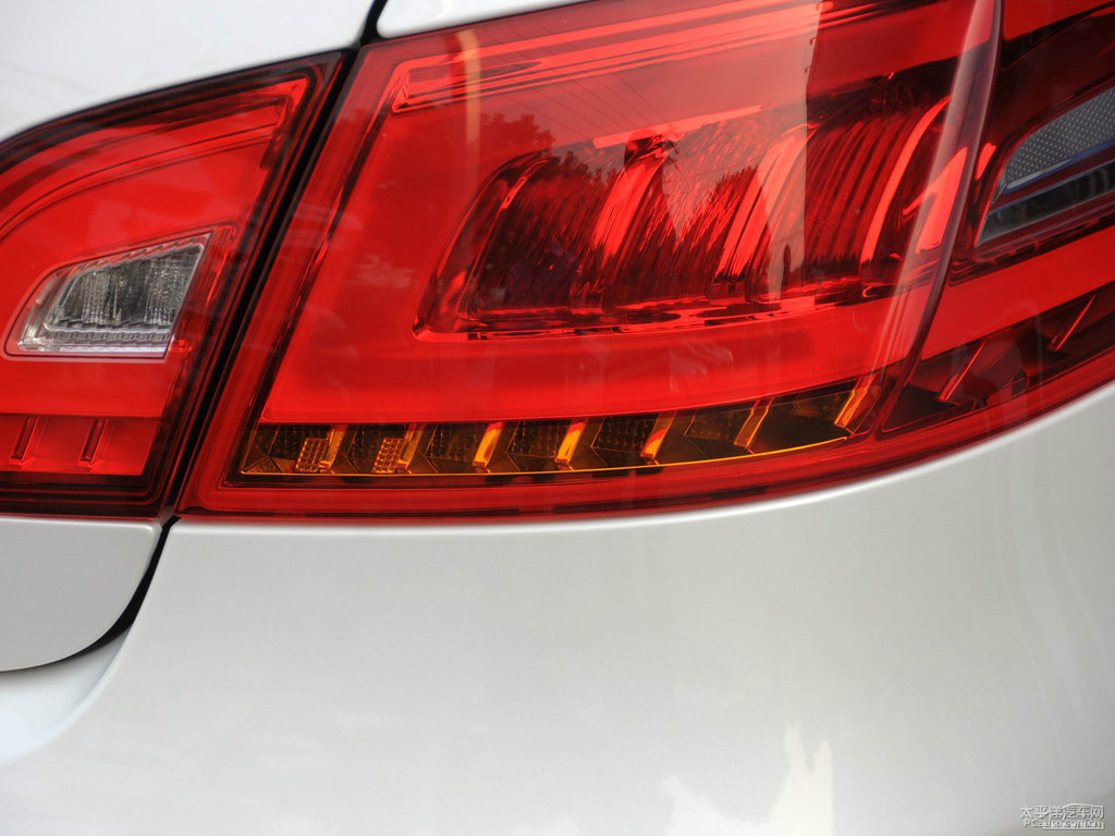 珠光白標(biāo)致408車(chē)尾外觀圖片