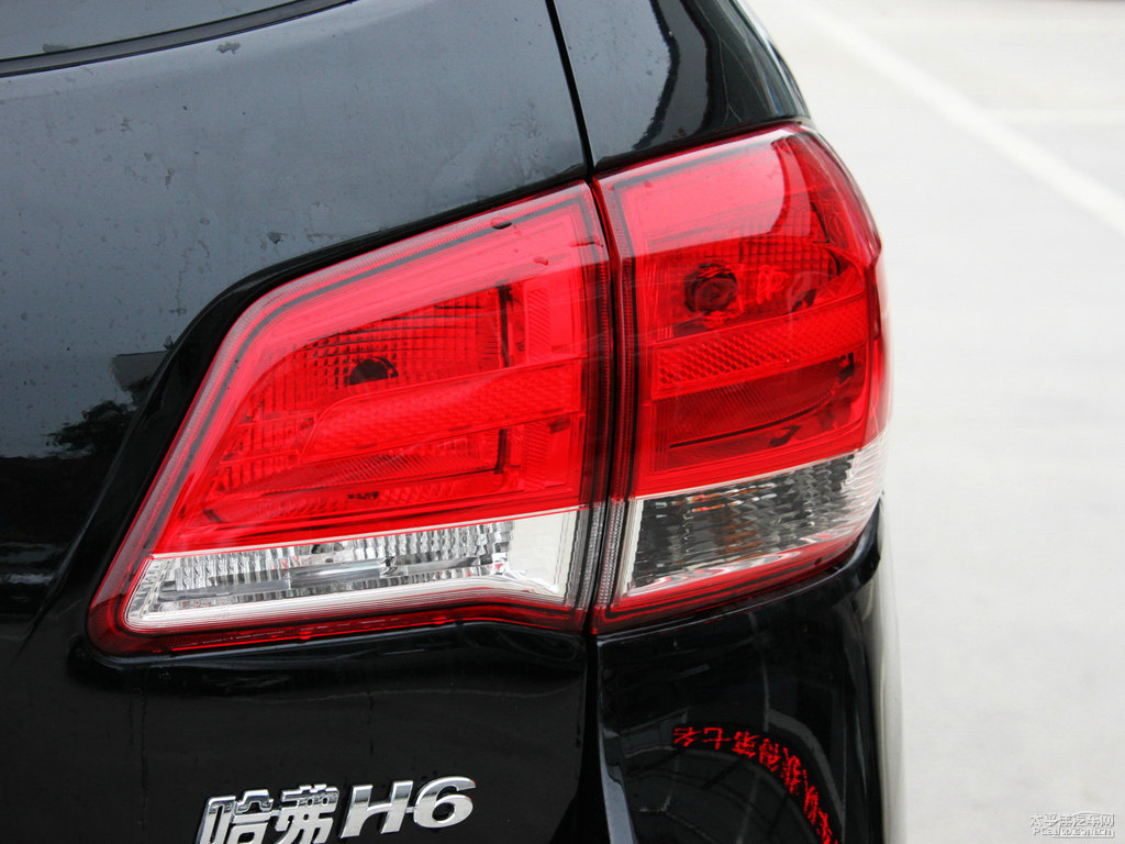 經(jīng)典黑哈弗H6車尾外觀圖片