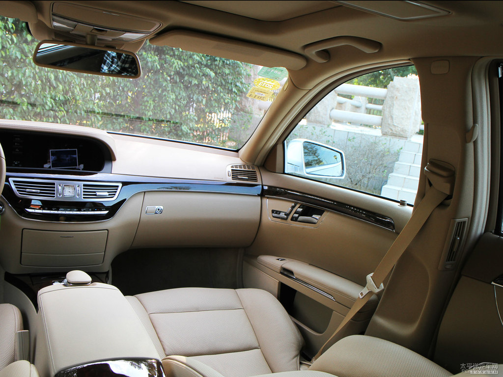 銥銀色奔馳S級內(nèi)飾圖片