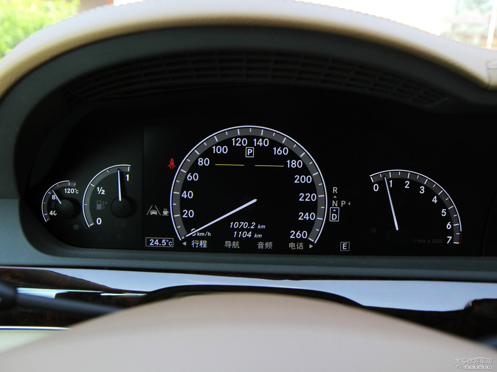 銥銀色奔馳S級內(nèi)飾圖片