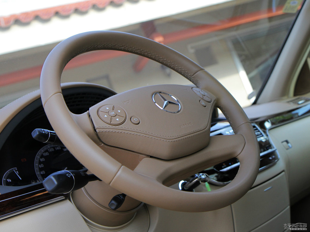 銥銀色奔馳S級內(nèi)飾圖片