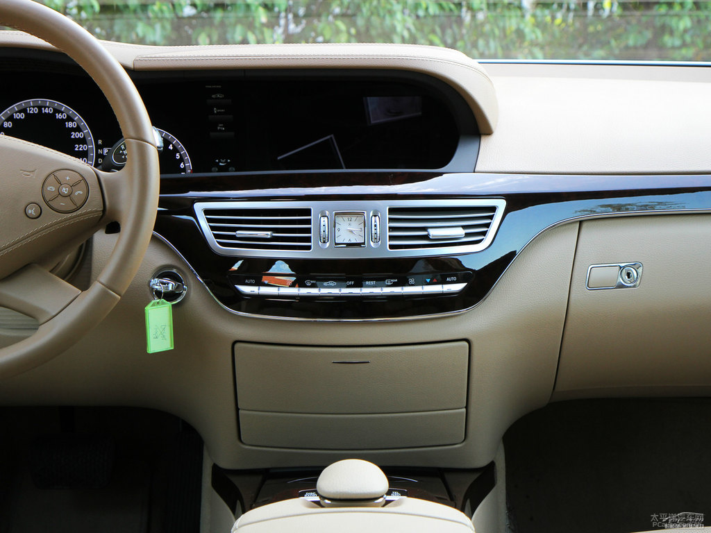 銥銀色奔馳S級內(nèi)飾圖片