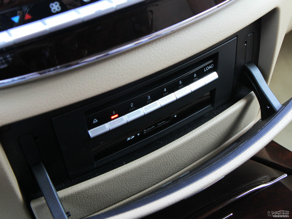 銥銀色奔馳S級內(nèi)飾圖片