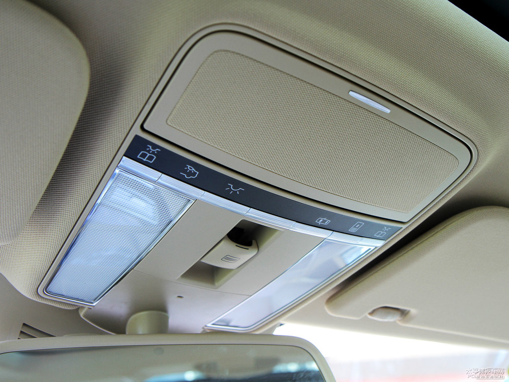 銥銀色奔馳S級內(nèi)飾圖片