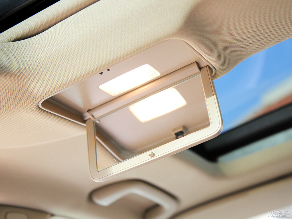 銥銀色奔馳S級內(nèi)飾圖片