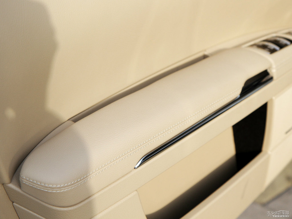 銥銀色奔馳S級內(nèi)飾圖片
