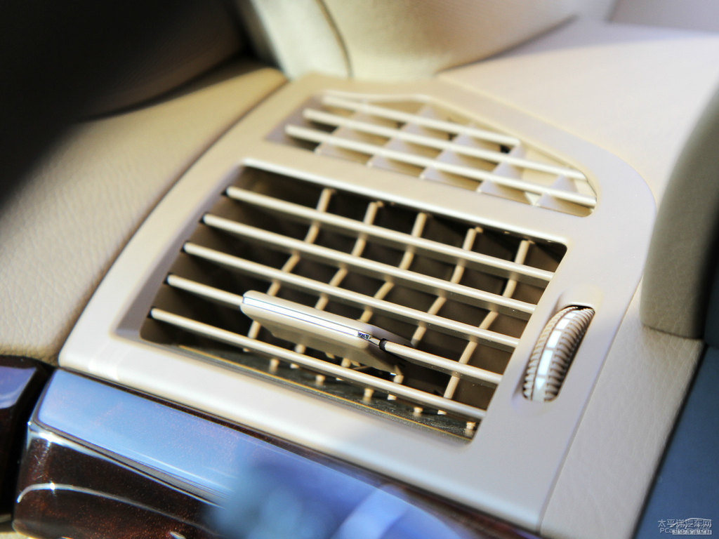 銥銀色奔馳S級內(nèi)飾圖片