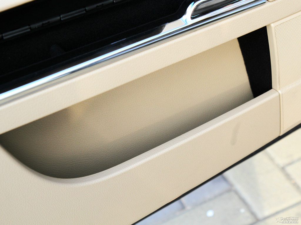 銥銀色奔馳S級空間圖片