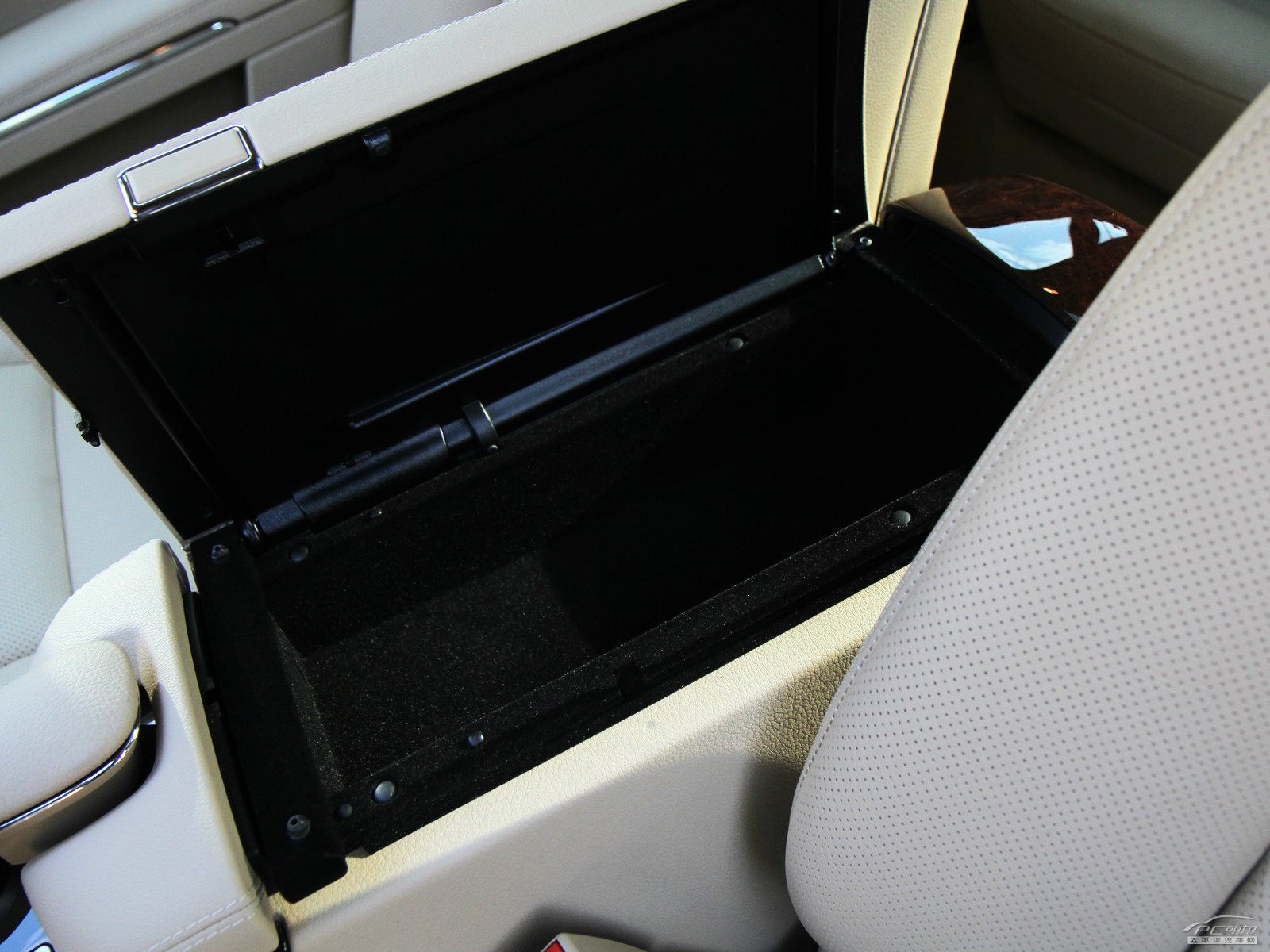 奔馳S級空間高清大圖