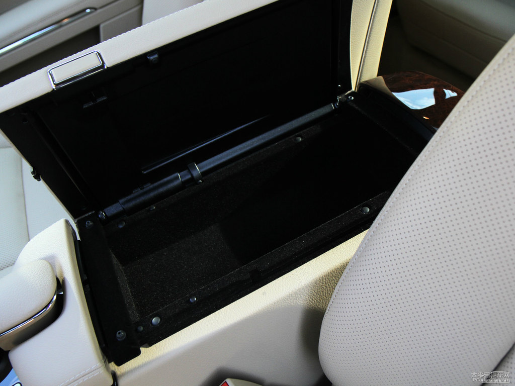 銥銀色奔馳S級(jí)空間圖片