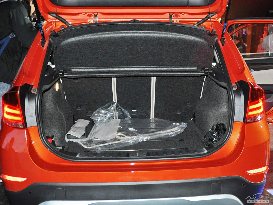 寶馬X1空間高清大圖