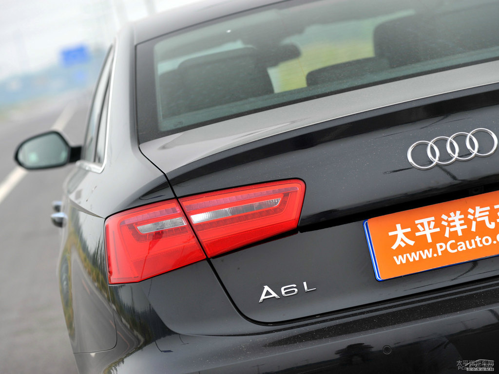 幻影黑奧迪A6L車尾外觀圖片