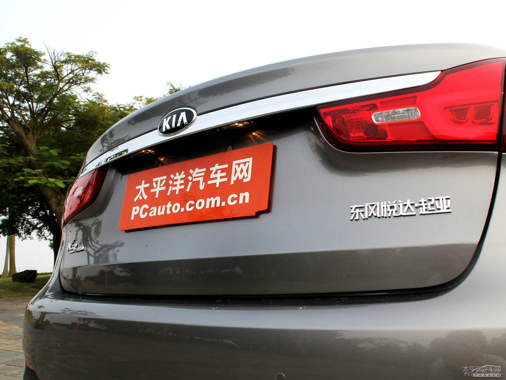 鈦銀起亞K3車尾外觀圖片
