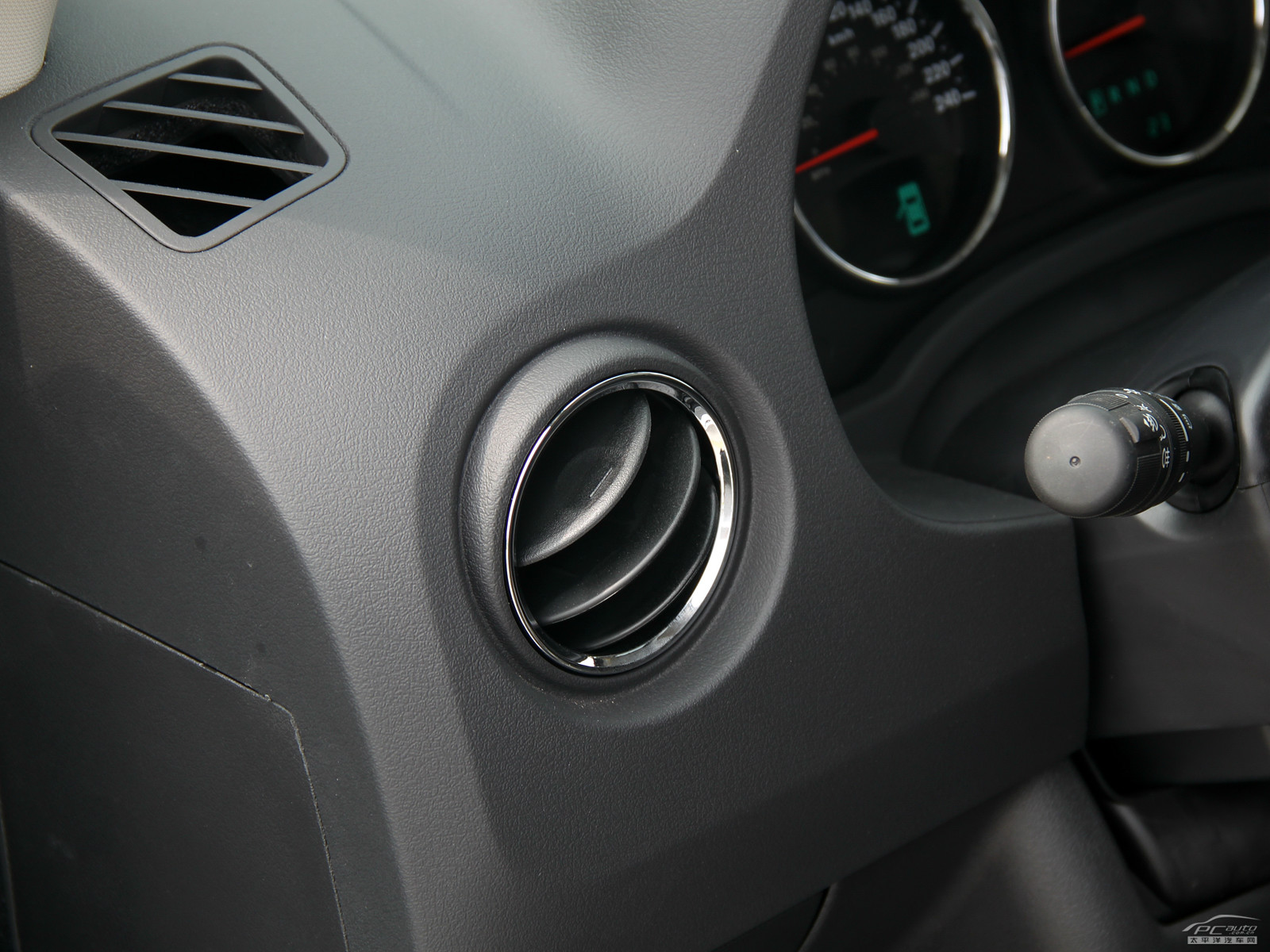 指南者(進(jìn)口)內(nèi)飾高清大圖