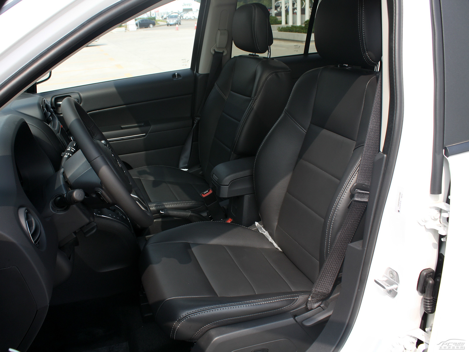 指南者(進口)內(nèi)飾高清大圖