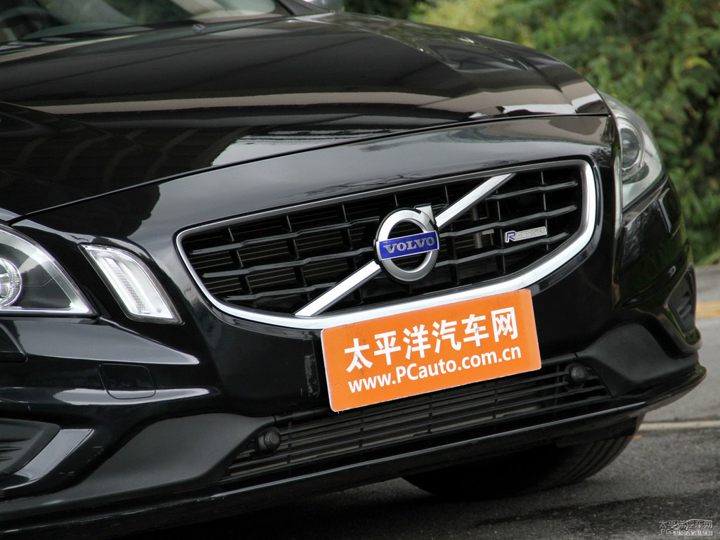 亮黑藍沃爾沃V60車頭外觀圖片