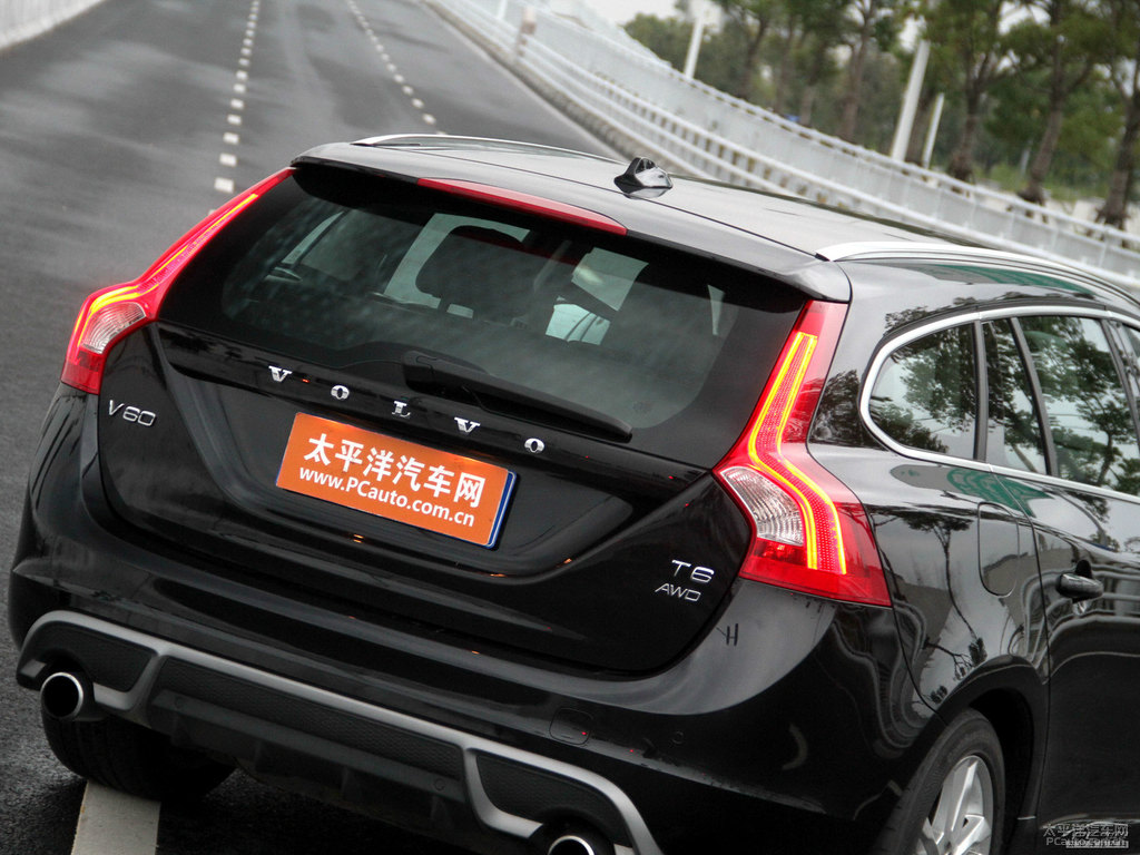 亮黑藍(lán)沃爾沃V60車尾外觀圖片