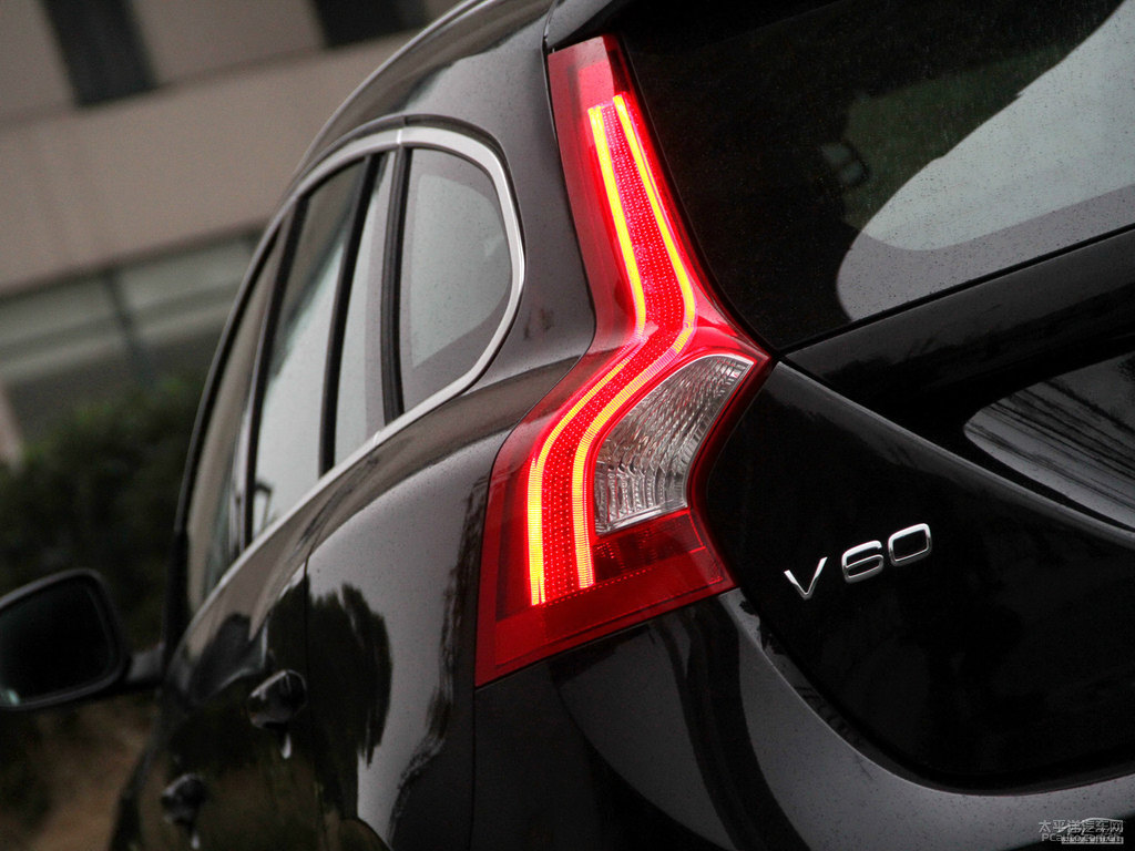 亮黑藍沃爾沃V60車尾外觀圖片