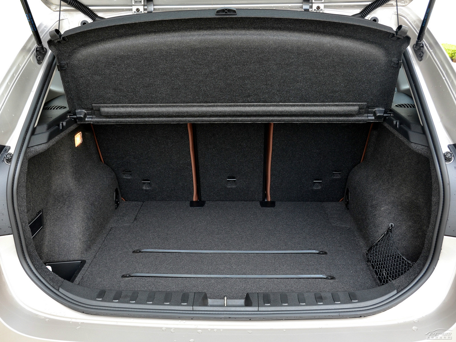 寶馬X1空間高清大圖