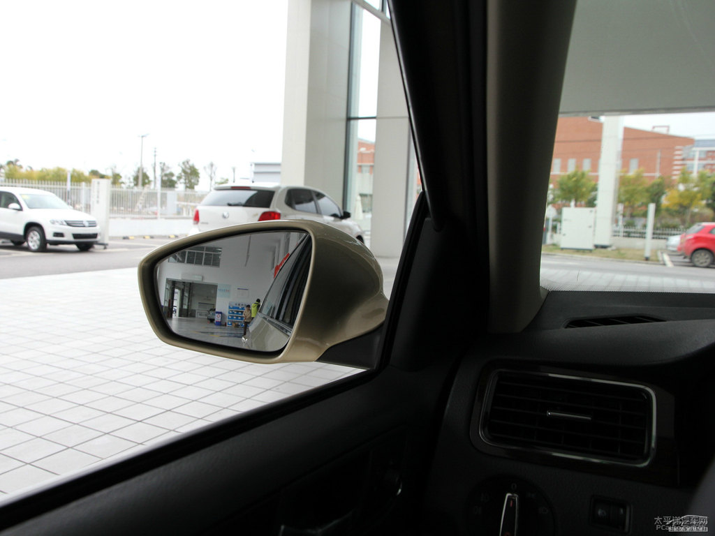 幸運(yùn)金桑塔納車廂內(nèi)飾圖片