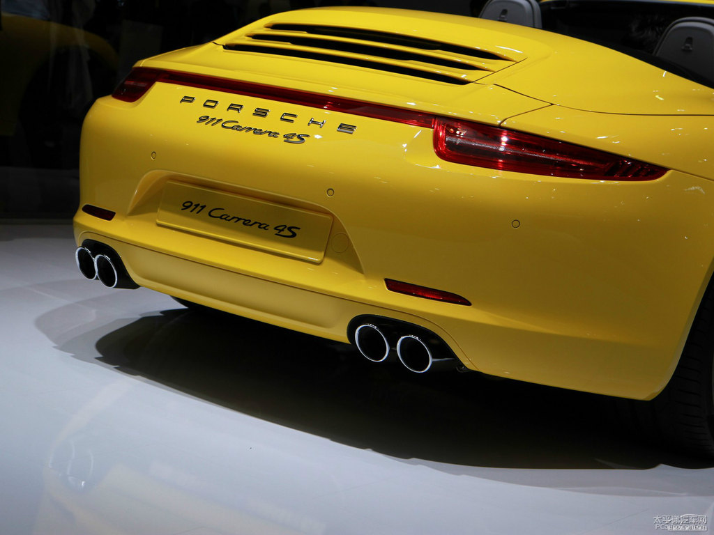 競速黃保時捷911車尾外觀圖片
