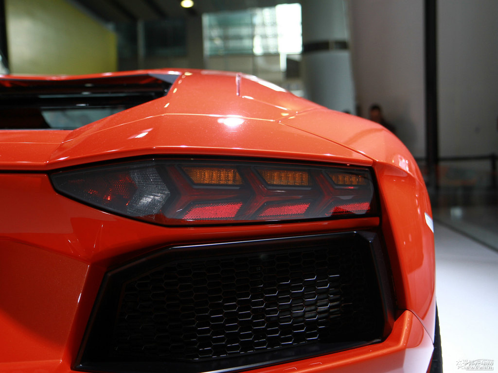 ɫAventador܇β^DƬ