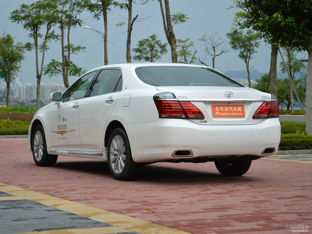 寶石珍珠白皇冠整車外觀外觀圖片