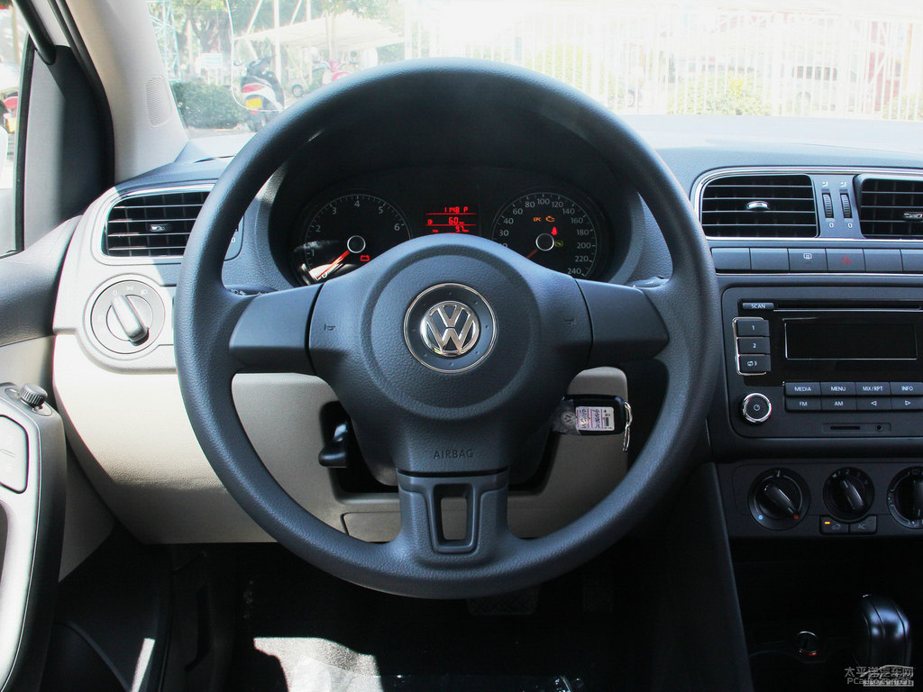 Polo(ni)DƬ