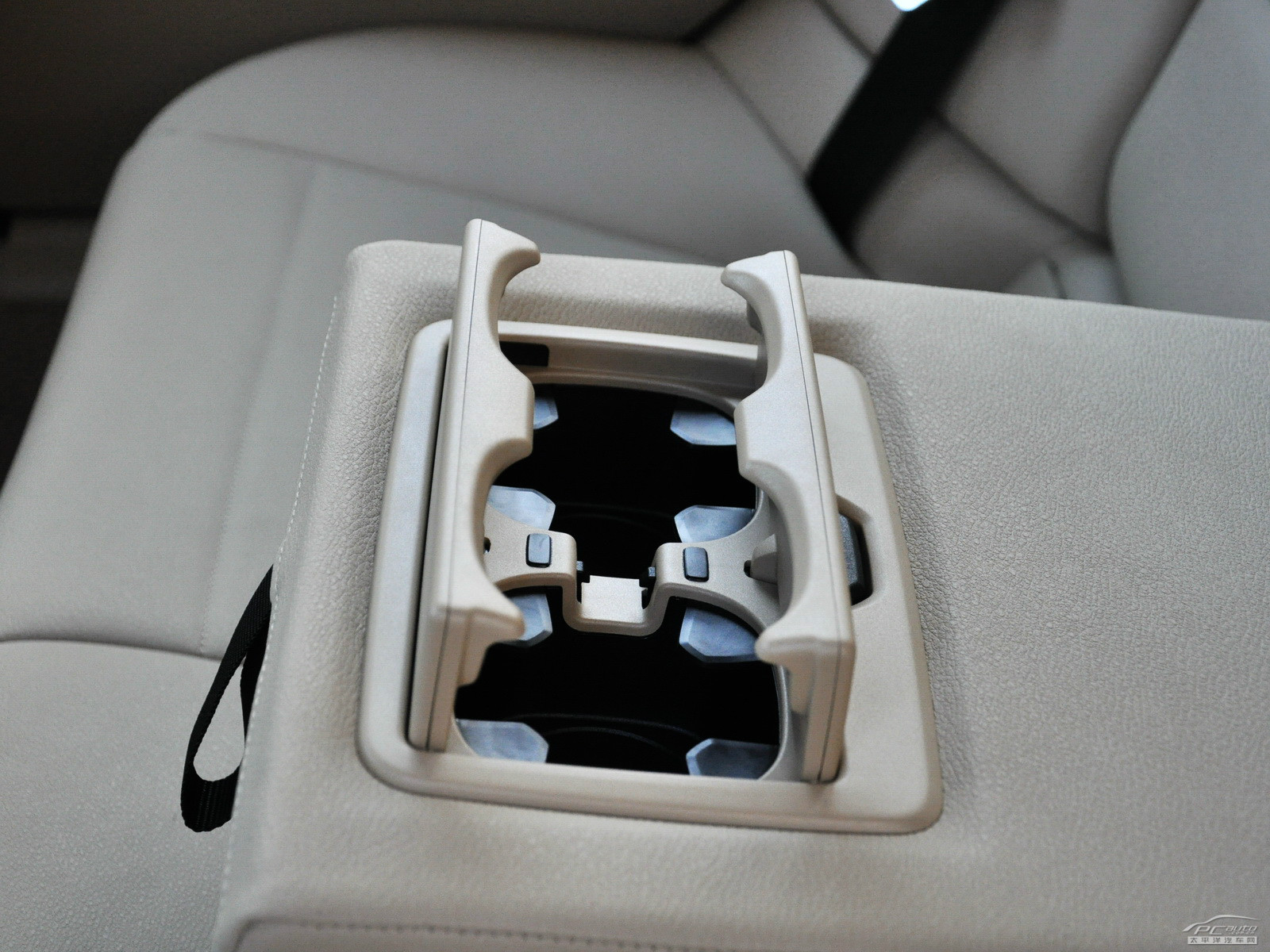 寶馬X1空間高清大圖