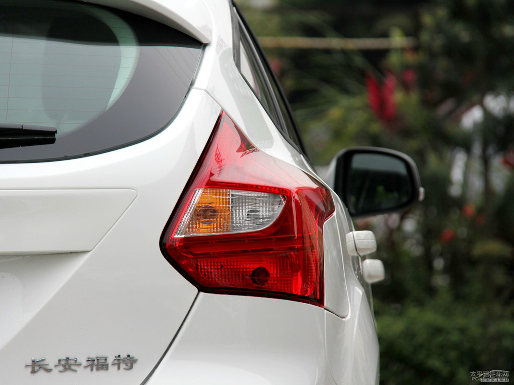 典雅白福克斯車尾外觀圖片