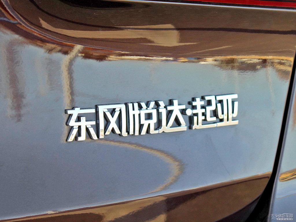 暗櫻紅起亞K3車尾外觀圖片