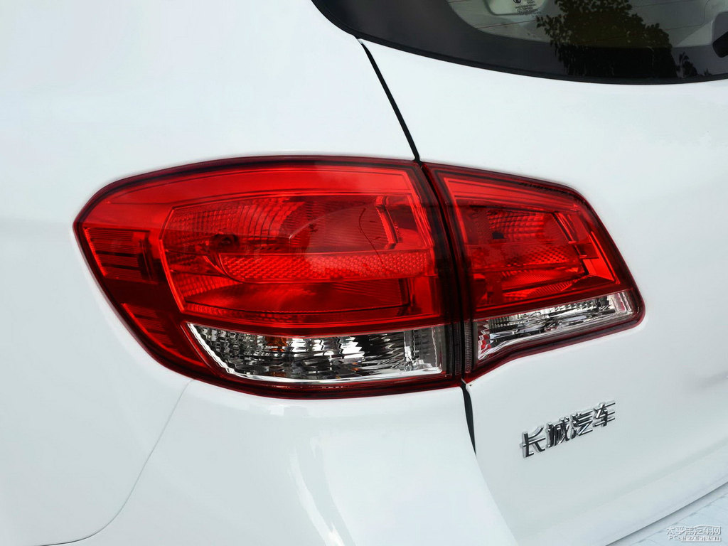 簡(jiǎn)約白哈弗H6車尾外觀圖片