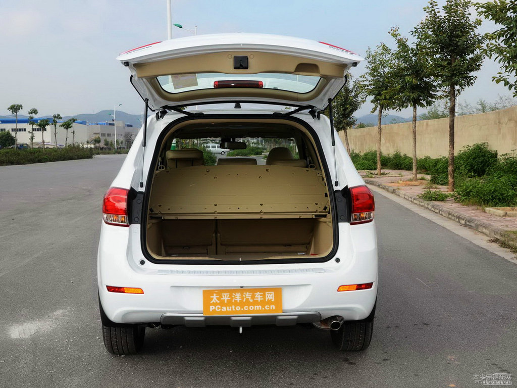 簡(jiǎn)約白哈弗H6后備廂空間圖片