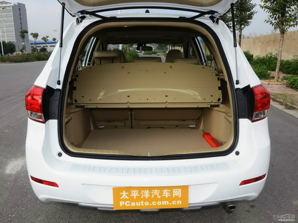 簡(jiǎn)約白哈弗H6后備廂空間圖片