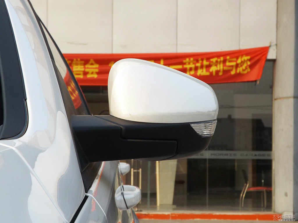 圣峰白MG6車身外觀圖片