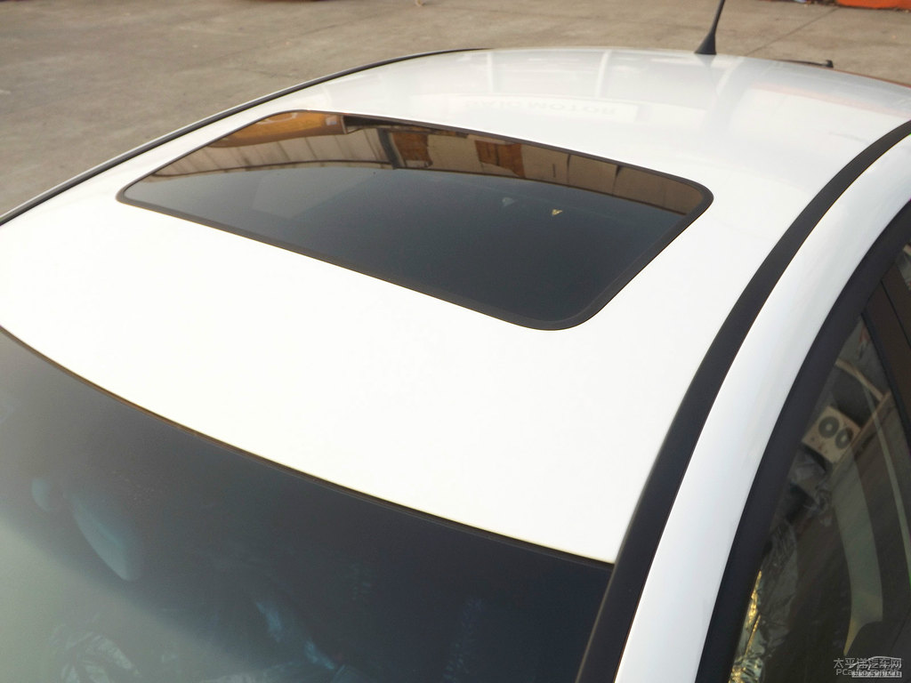 圣峰白MG6車身外觀圖片