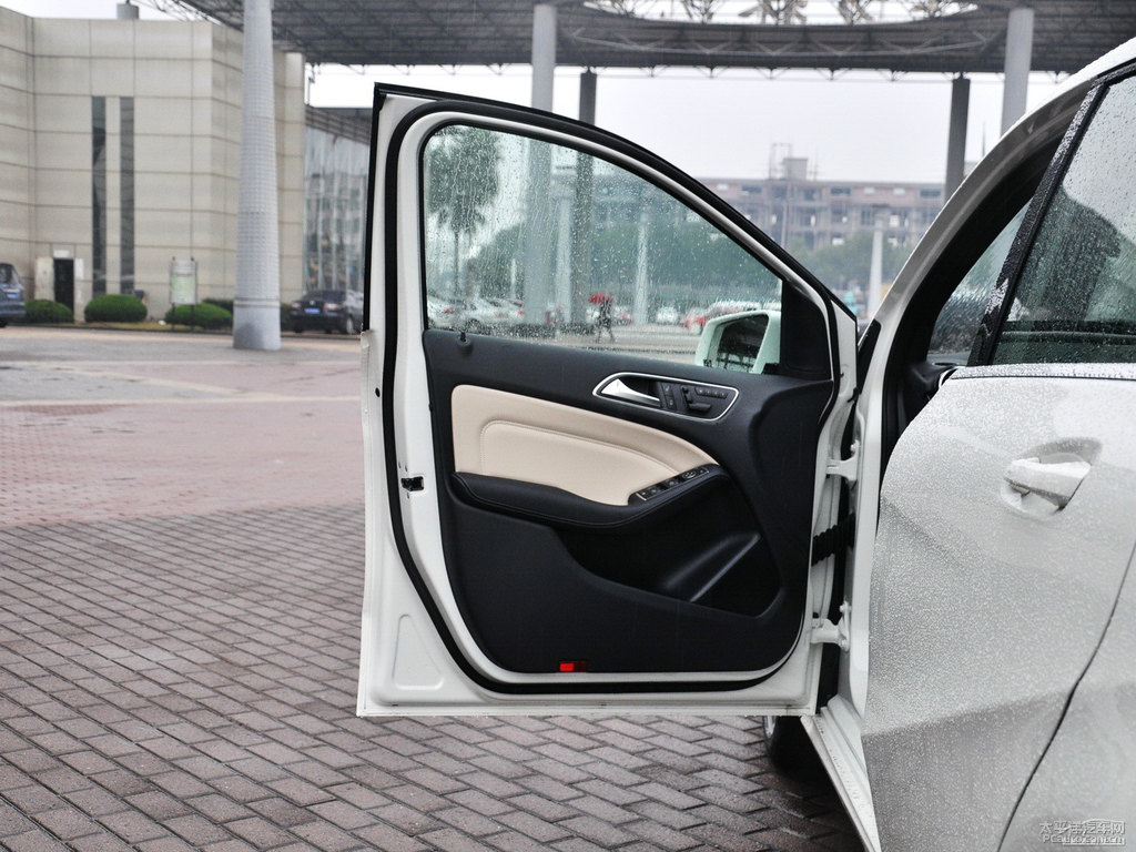 卷云白奔馳B級車廂內(nèi)飾圖片