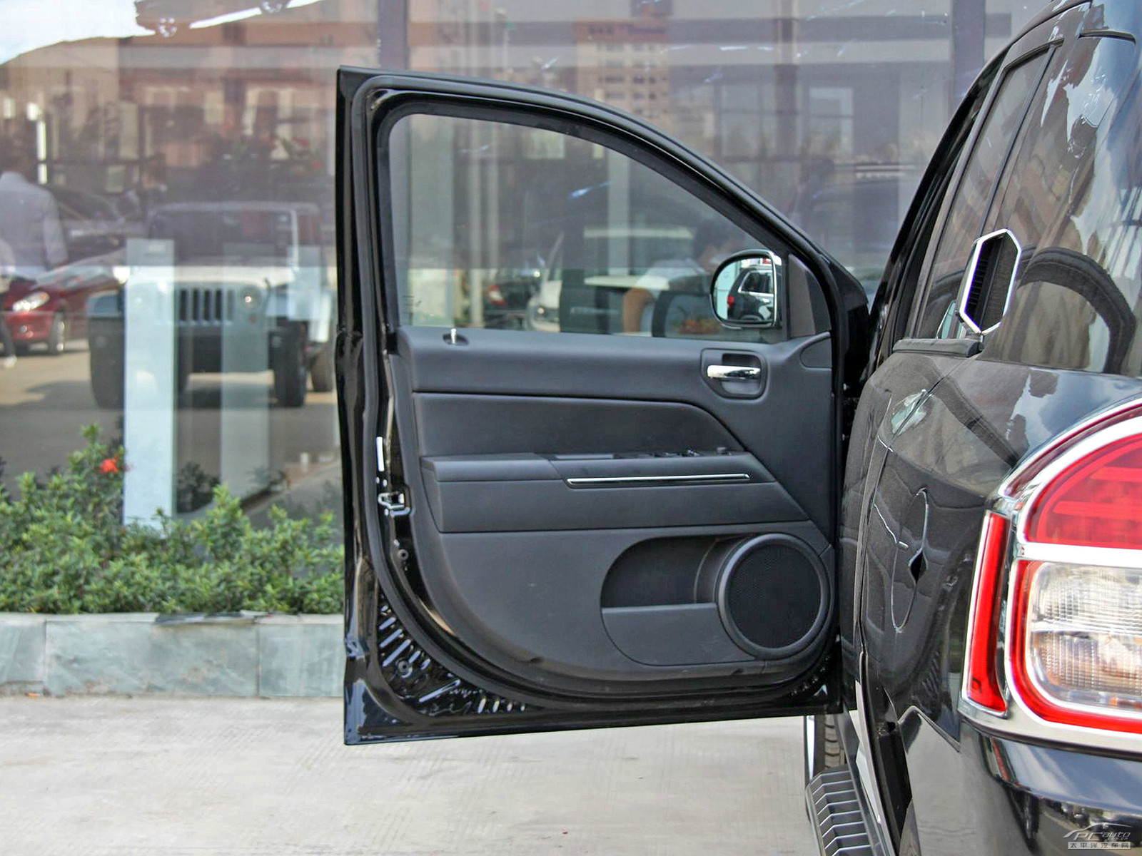 指南者(進(jìn)口)內(nèi)飾高清大圖