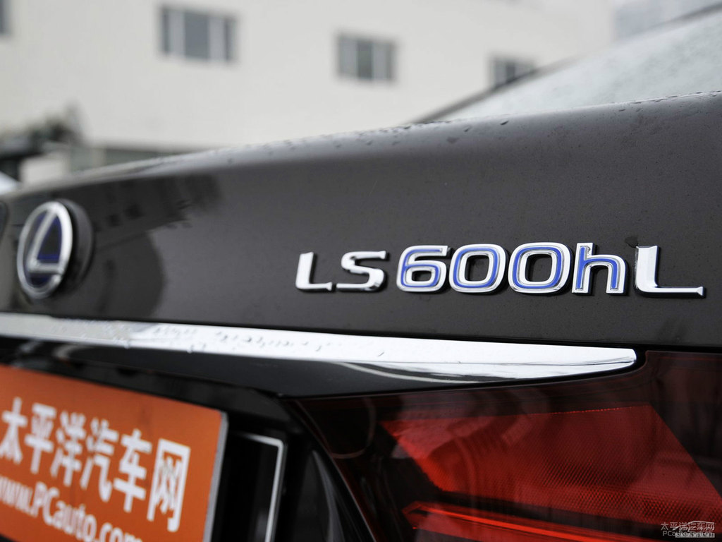 黑色雷克薩斯LS車尾外觀圖片