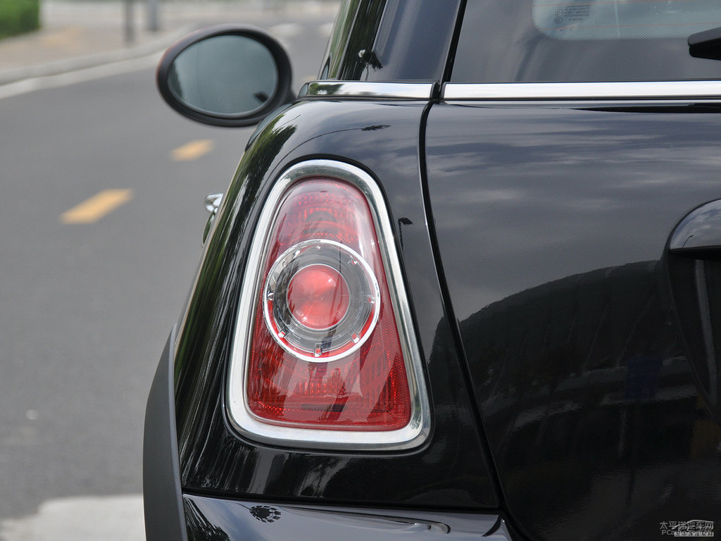子夜黑MINI CLUBMAN車尾外觀圖片