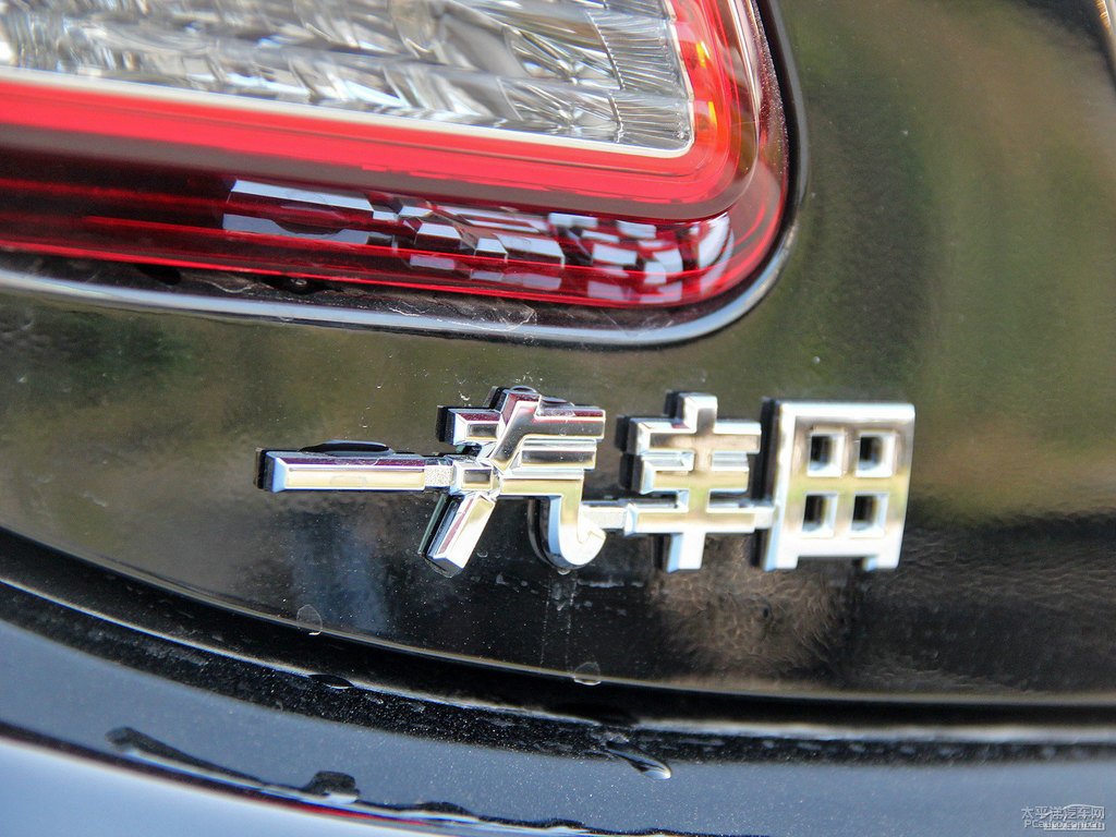 黑色皇冠車尾外觀圖片