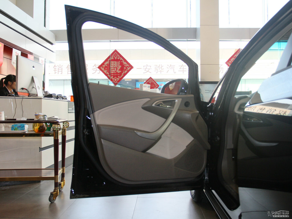 鋼琴黑英朗車廂內(nèi)飾圖片