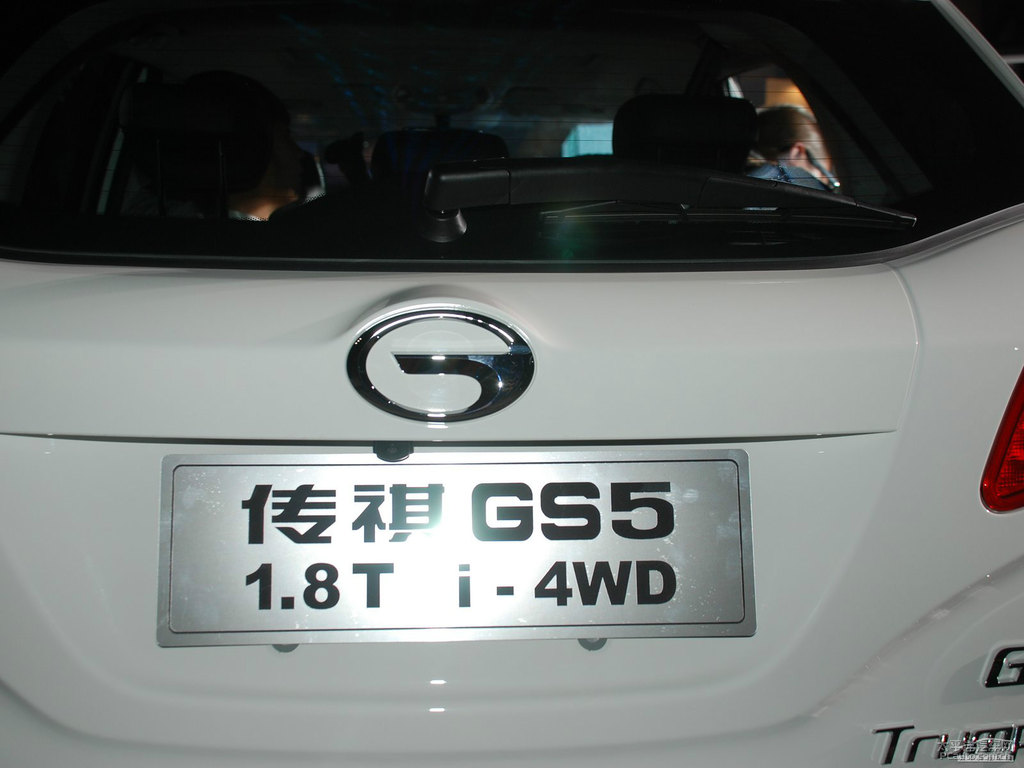 象牙白傳祺GS5車尾外觀圖片