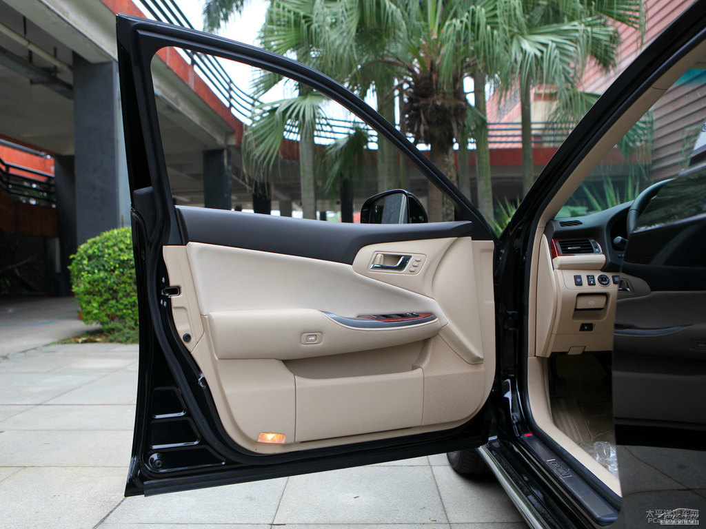 黑色皇冠車廂內(nèi)飾圖片