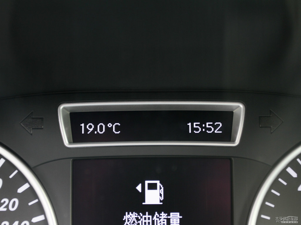 宇宙黑奔馳B級中控內(nèi)飾圖片