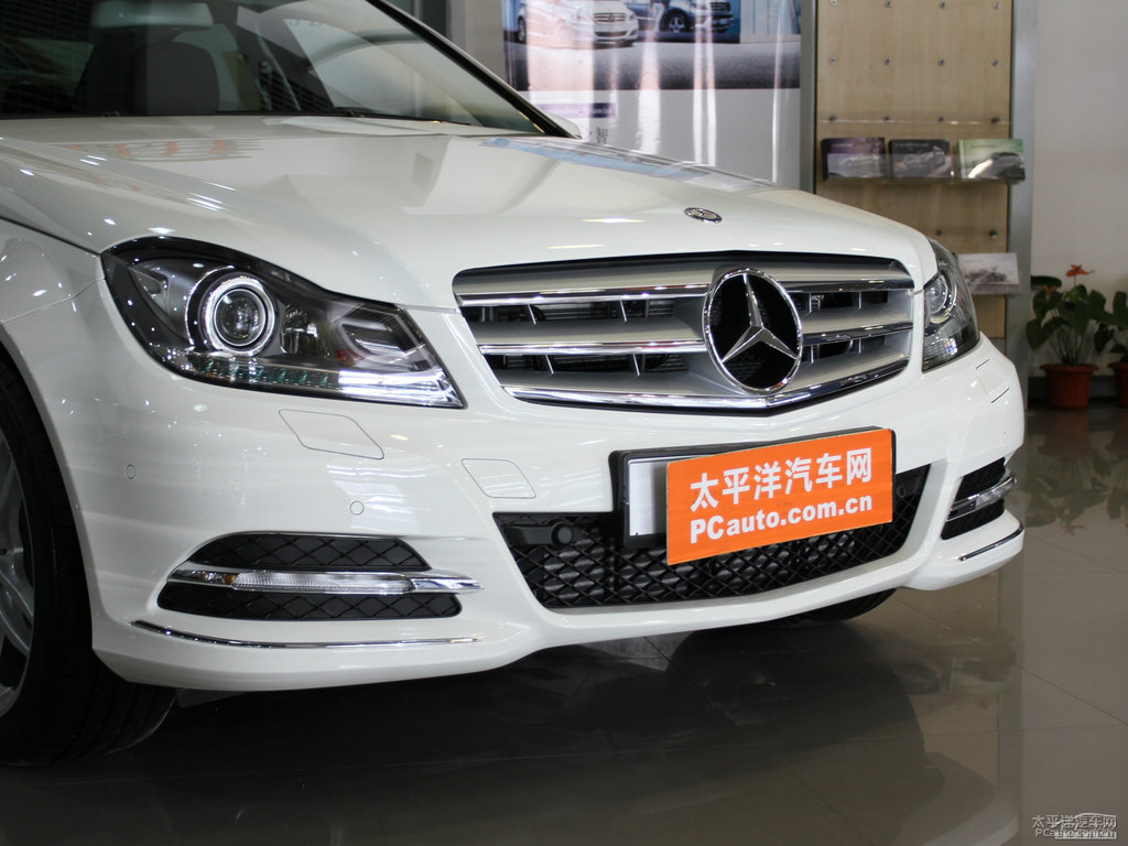 北極白奔馳C級(jí)外觀圖片